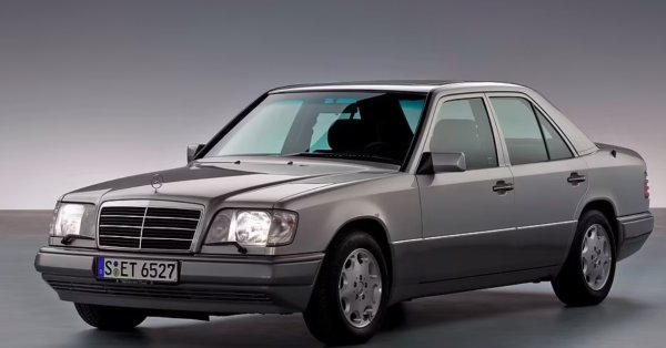 Попитайте феновете на Mercedes кое е любимото им поколение на E-Class и повечето отговори ще са W124. Невероятно надежден, той беше толкова здрав, че се превърна в емблема на таксиметрови компании по целия свят. Някои вървят и до днес.

Това е така, защото това беше върховен представителен салон - семпъл, просторен и невероятно удобен. Стартиран през 1984 г., производството продължи до 1997 г. в пет различни форми: конвенционален седан, комби, купе, кабриолет и лимузина с шест врати, която беше идеална за резервации за абитуриентски балове и ергенски уикенди.
.
Механично, Mercedes W124 беше удължена версия на компактния седан 190E, споделяйки същия 2,0-литров четирицилиндров двигател. E-Class също получи 2,3-литров четирицилиндров двигател и добавяне на 2,6-литров шестцилиндров двигател. Докато 500 E V8 е този, който най-много се търси днес.

Като се има предвид невероятният имидж на W124 за издръжливост, не е изненадващо да научим, че има солиден избор в момента.

Hagerty проследява само стойността на редовия шестцилиндров E36 AMG версия на Mercedes E-Class W124. Добър екземпляр в момента върви към лири 22 725.